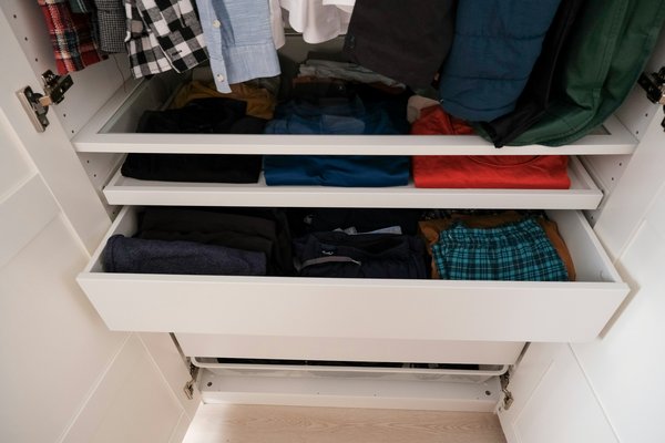 Quelle est la meilleure méthode pour organiser un dressing ouvert dans une chambre à coucher?