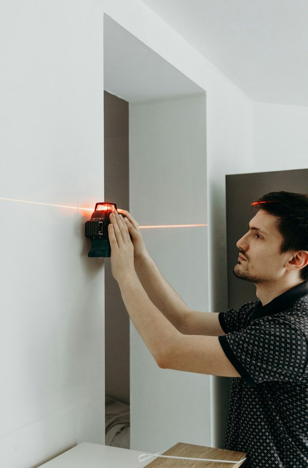 Choisir un mètre laser : conseils et avantages